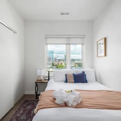 Shades of Blue Elegant Suite l Free Parking + Gym