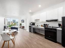 Blue Bliss: Cozy Apartment with Gym Amenities - Image 2
