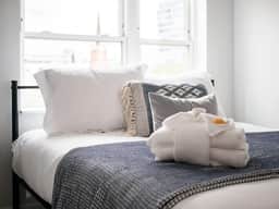 Blue Bliss: Cozy Apartment with Gym Amenities - Image 5
