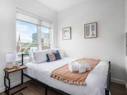 Shades of Blue Elegant Suite l Free Parking + Gym - Image 2