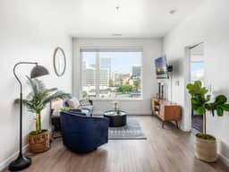 Shades of Blue Elegant Suite l Free Parking + Gym - Image 5