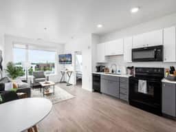 Luxury Gray & Gold Executive Suite in Heart of Columbus - Image 2