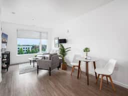 The Modern Chic 1BR Executive Suite l 24/7 Gym - Image 3