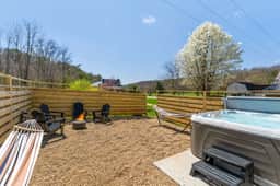 Valley View Cabins: Pickleball, Hot tubs, Trails - Image 3