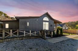 Valley View Cabins: Pickleball, Hot tubs, Trails - Image 4