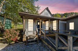 Valley View Cabins: Pickleball, Hot tubs, Trails - Image 5