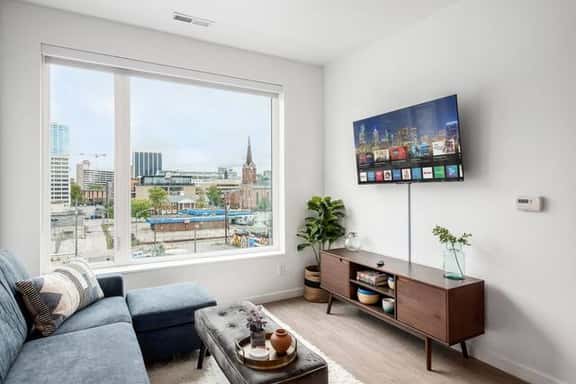 Blue Bliss: Cozy Apartment with Gym Amenities - Image 1