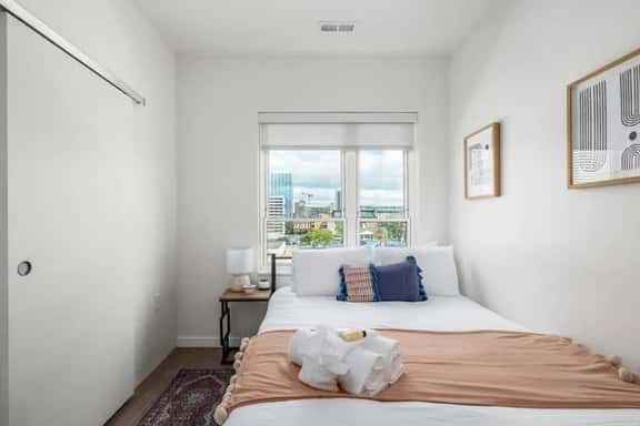 Shades of Blue Elegant Suite l Free Parking + Gym - Image 1