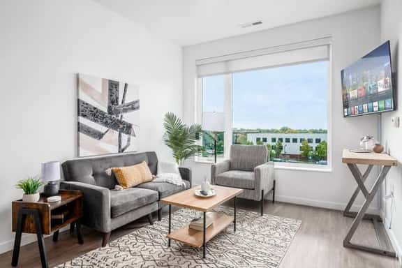 Luxury Gray & Gold Executive Suite in Heart of Columbus - Image 1