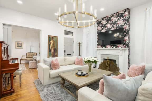 Luxury Rose Manor - Perfect for Bachelorettes! - Image 1