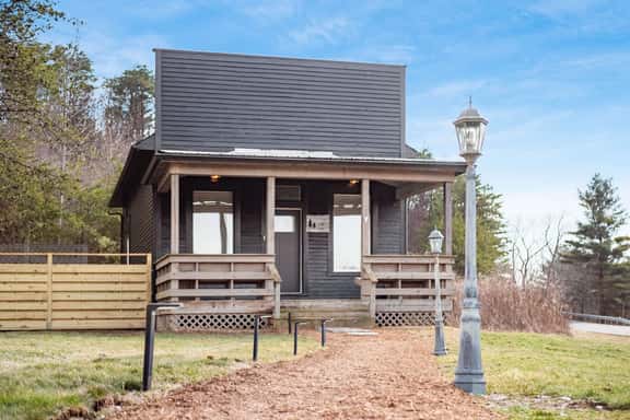 Copper & Oak House - Pickleball, Hot Tub, Trails - Image 1