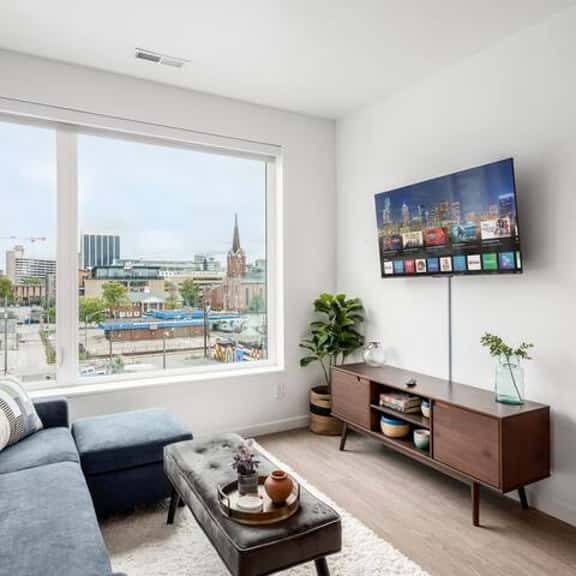 Blue Bliss: Cozy Apartment with Gym Amenities - Image 1