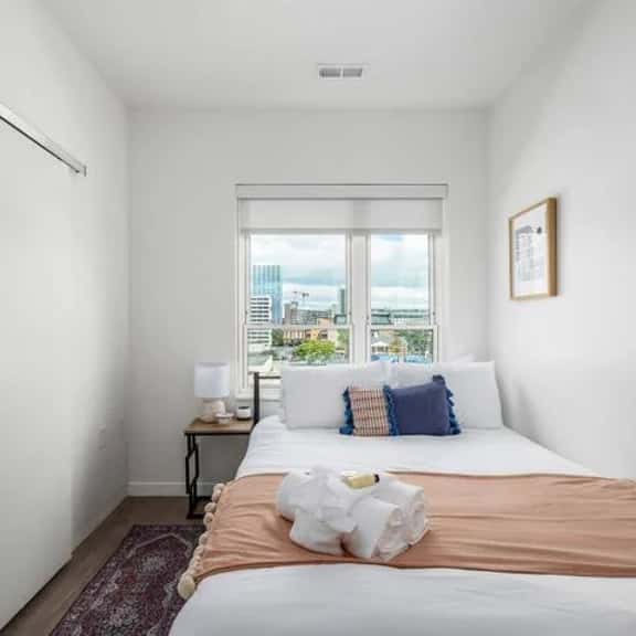 Shades of Blue Elegant Suite l Free Parking + Gym - Image 1