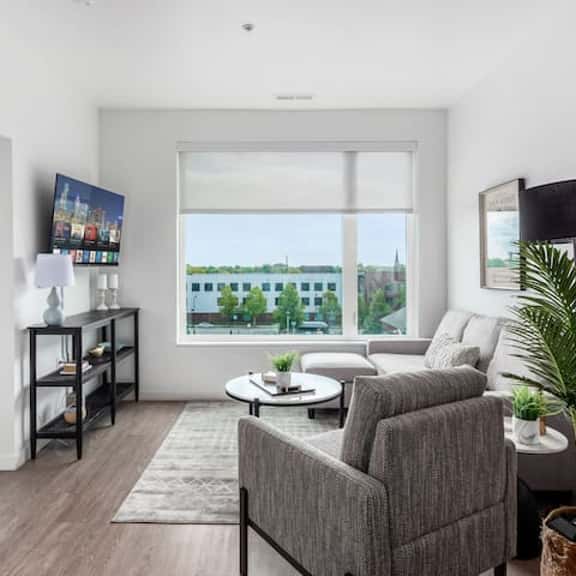 The Modern Chic 1BR Executive Suite l 24/7 Gym - Image 1