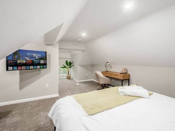 OSU Retreat: 5BR Boho Home with Free Parking - Image 5