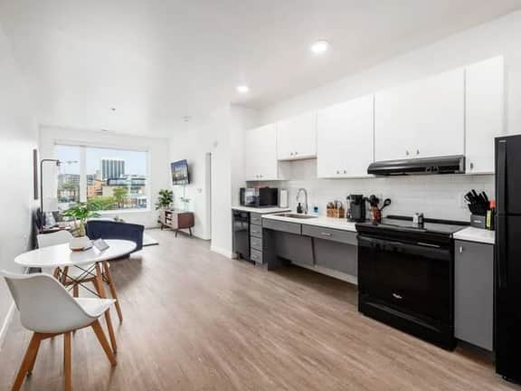 Blue Bliss: Cozy Apartment with Gym Amenities - Image 2