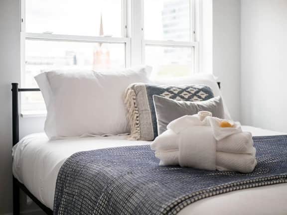 Blue Bliss: Cozy Apartment with Gym Amenities - Image 5