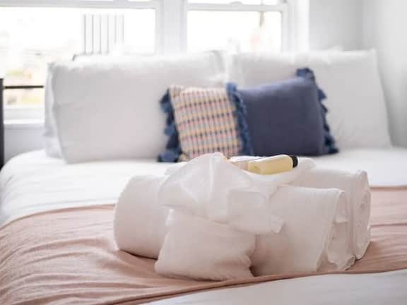 Shades of Blue Elegant Suite l Free Parking + Gym - Image 3