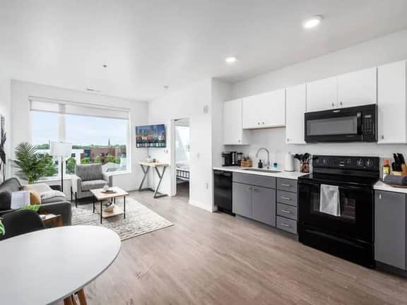 Luxury Gray & Gold Executive Suite in Heart of Columbus - Image 2