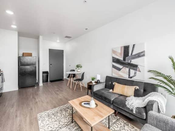Luxury Gray & Gold Executive Suite in Heart of Columbus - Image 4