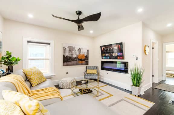 Big City Living at its Best! - Image 2