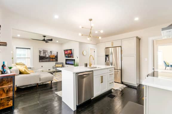 Big City Living at its Best! - Image 4