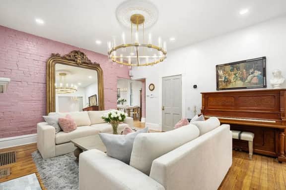 Luxury Rose Manor - Perfect for Bachelorettes! - Image 2