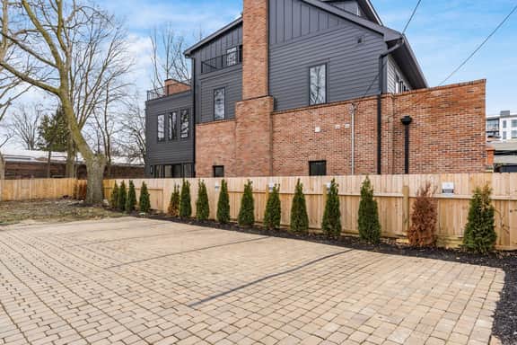Galla House On High Street! FREE Parking! - Image 2