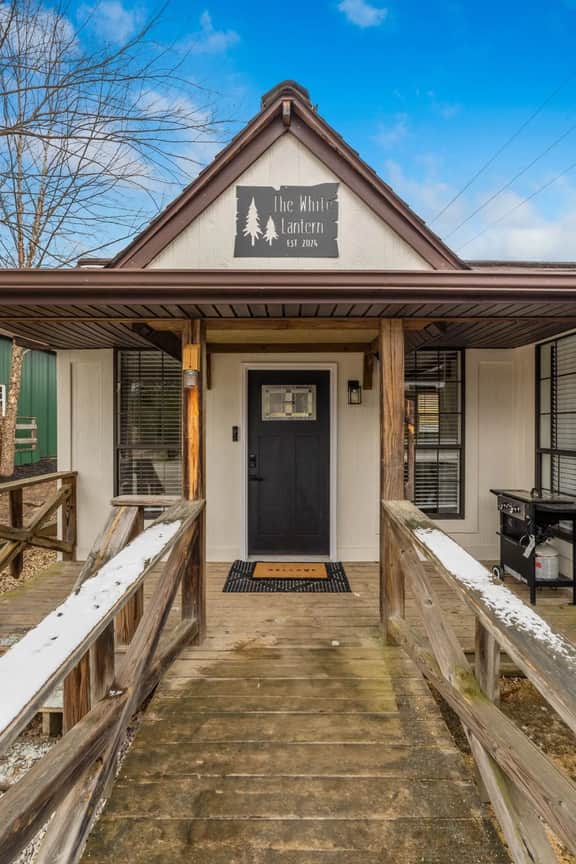 White Lantern Cabin: Pickleball & Hot tub - Image 2