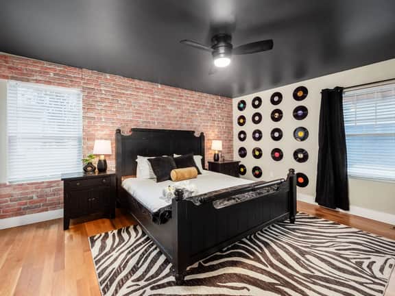 Rock & Roll House: PingPong, Hot Tub, Theatre Area - Image 4