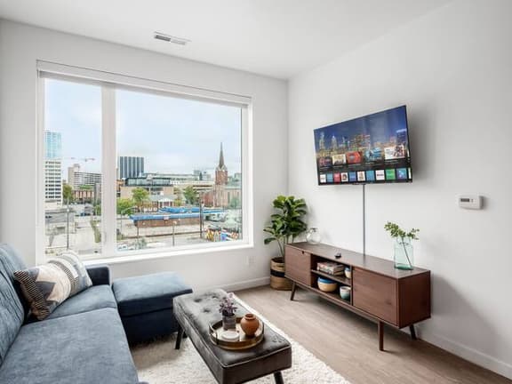 Blue Bliss: Cozy Apartment with Gym Amenities - Image 1