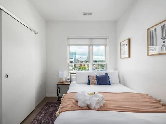 Shades of Blue Elegant Suite l Free Parking + Gym - Image 1