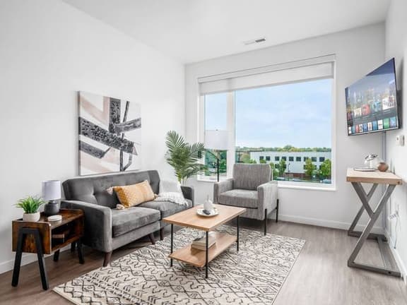 Luxury Gray & Gold Executive Suite in Heart of Columbus - Image 1