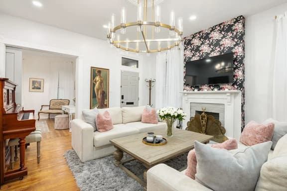 Luxury Rose Manor - Perfect for Bachelorettes! - Image 1