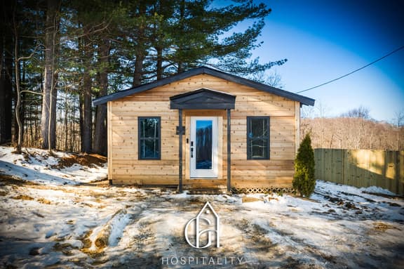 Pine Hills Cottage + Hot tub I Fire Pit - Image 1