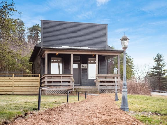 Copper & Oak House - Pickleball, Hot Tub, Trails - Image 1