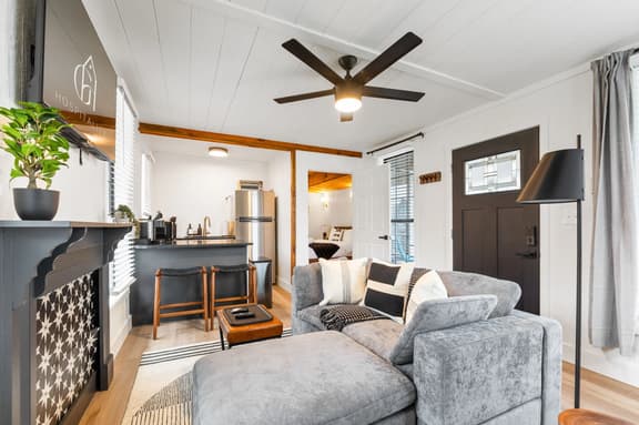 White Lantern Cabin: Pickleball & Hot tub - Image 1